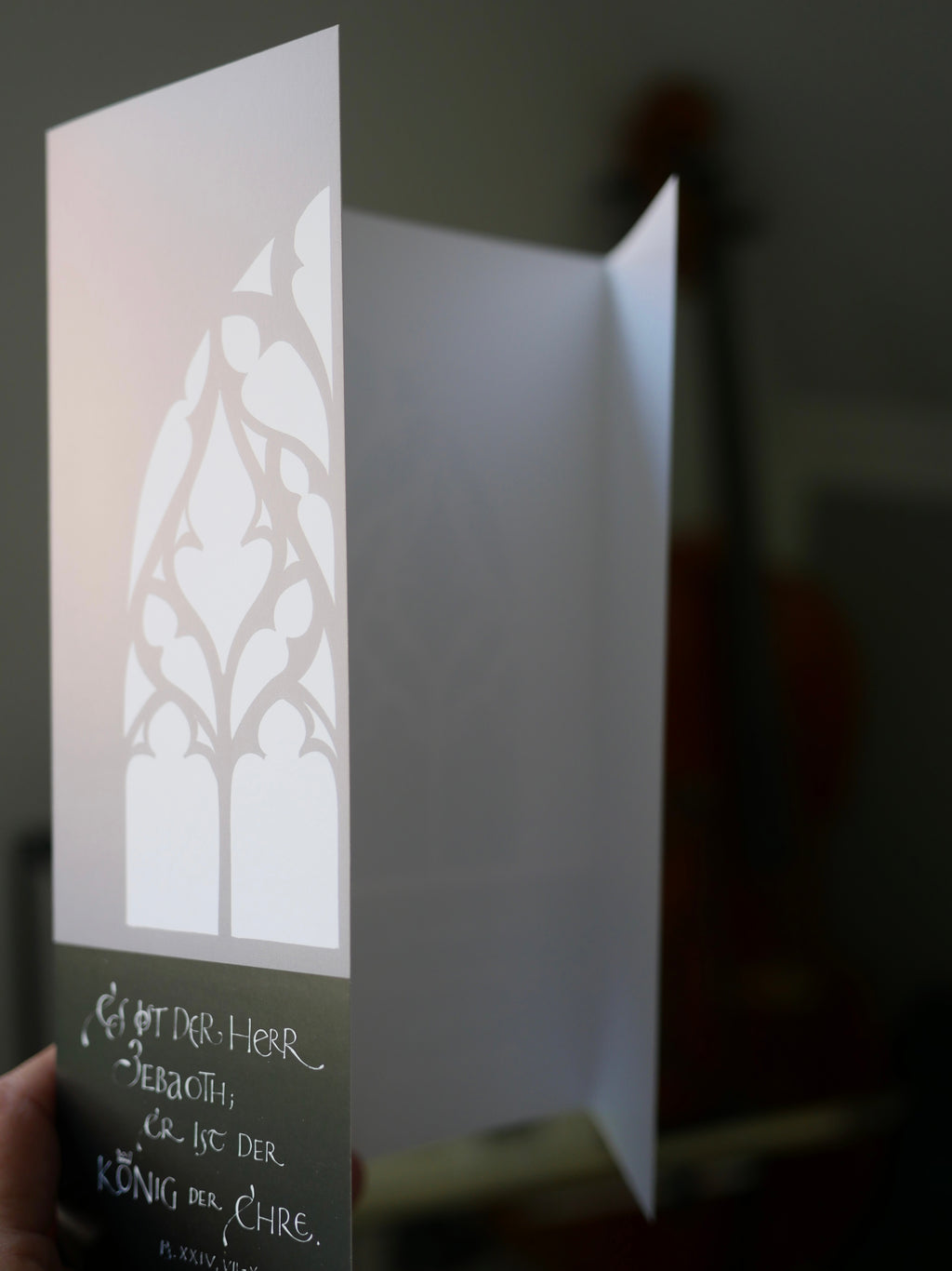 Moderne christliche Weihnachtskarte Psalm 24 – Altarfalz in Grau | Kalligrafie „Machet die Tore weit“ | A4 offen mit edlem Umschlag