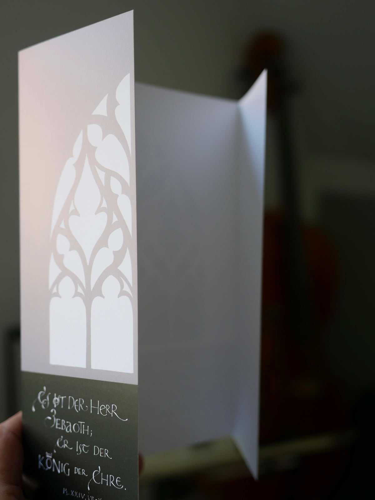 Moderne christliche Weihnachtskarte Psalm 24 – Altarfalz in Grau | Kalligrafie „Machet die Tore weit“ | A4 offen mit edlem Umschlag