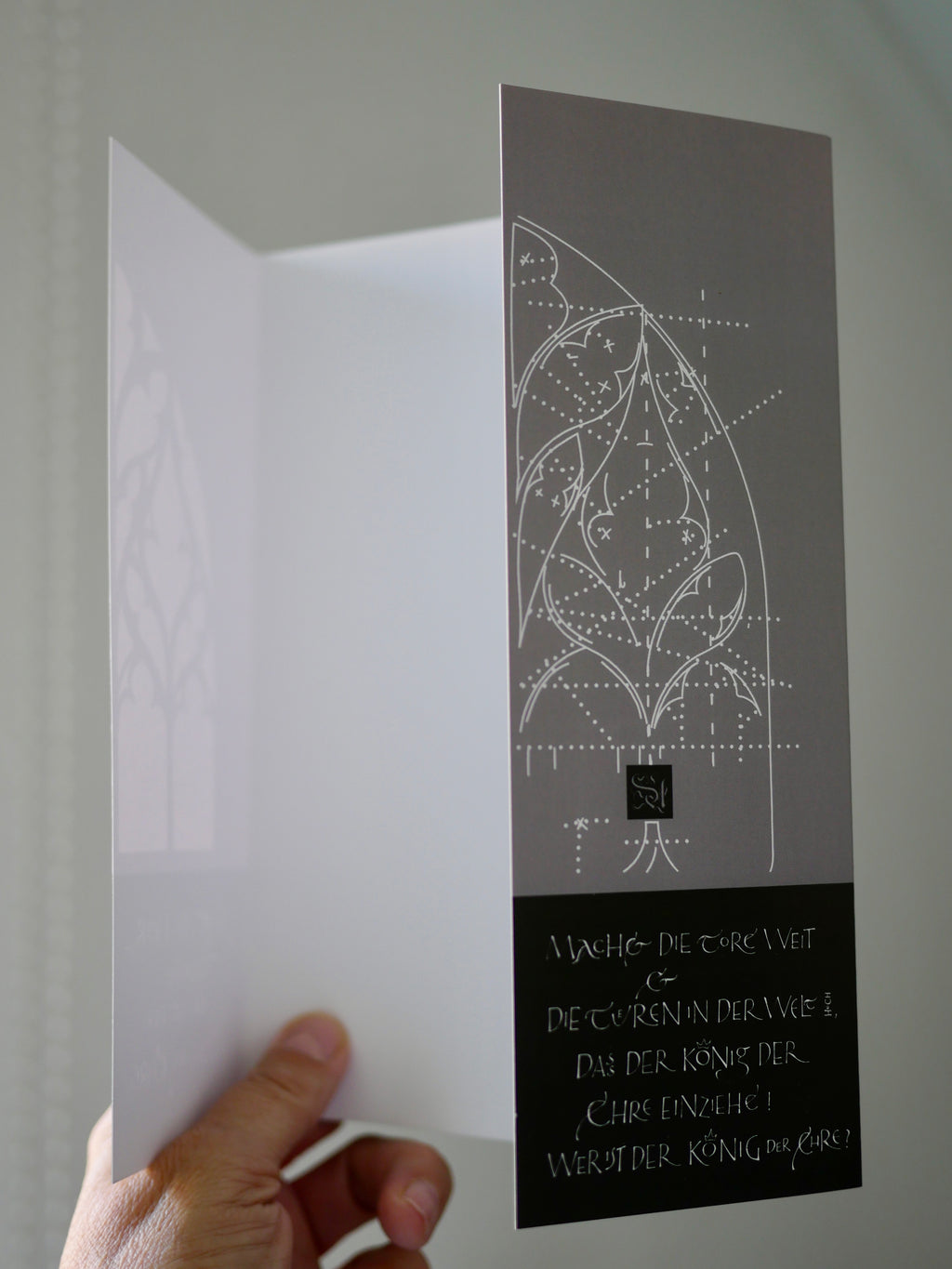 Moderne christliche Weihnachtskarte Psalm 24 – Altarfalz in Grau | Kalligrafie „Machet die Tore weit“ | A4 offen mit edlem Umschlag