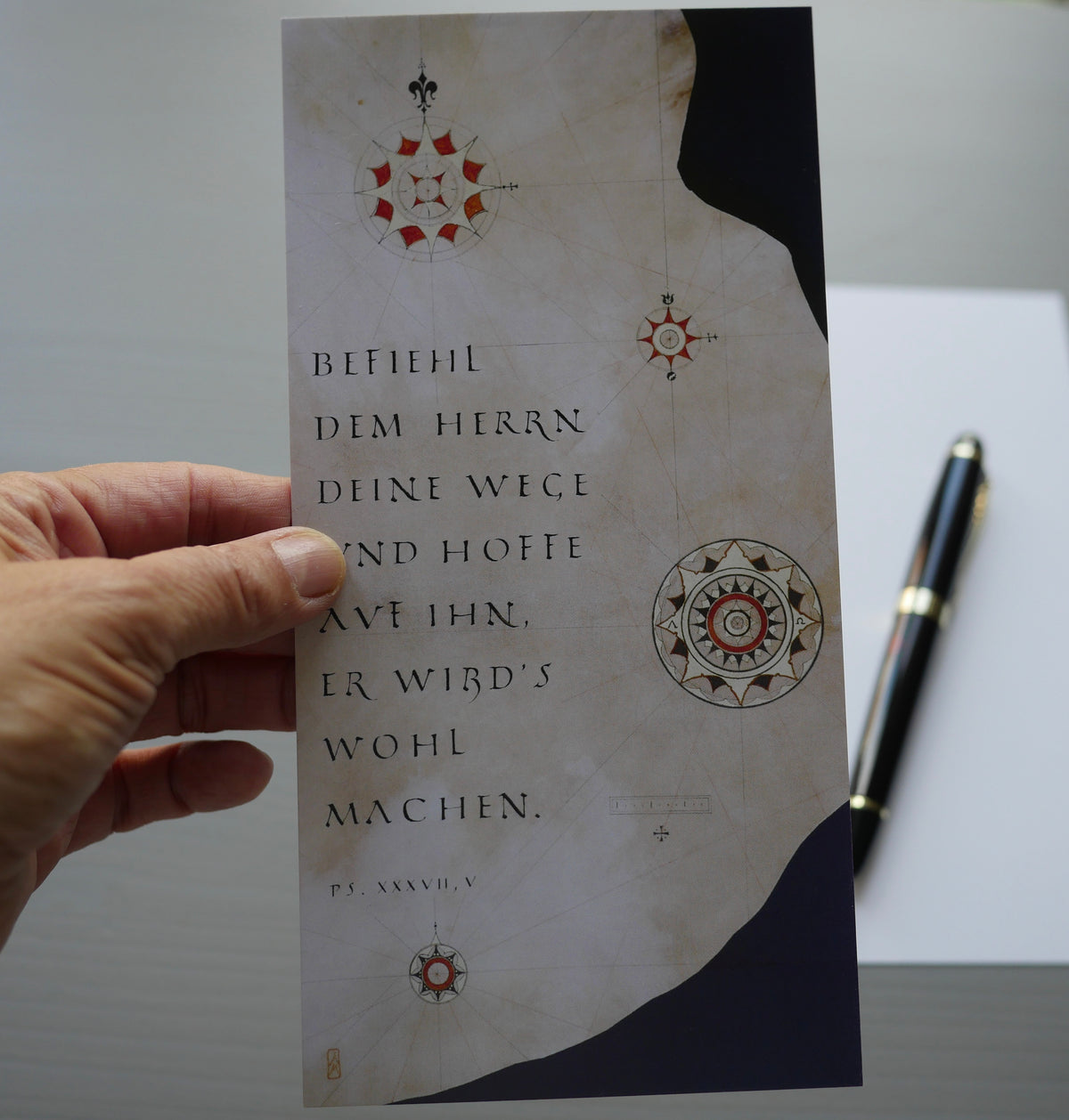 Christliche Postkarte Psalm 37,5 – Befiehl dem Herrn deine Wege – Kalligrafie auf Ziegenpergament – Luther 1912