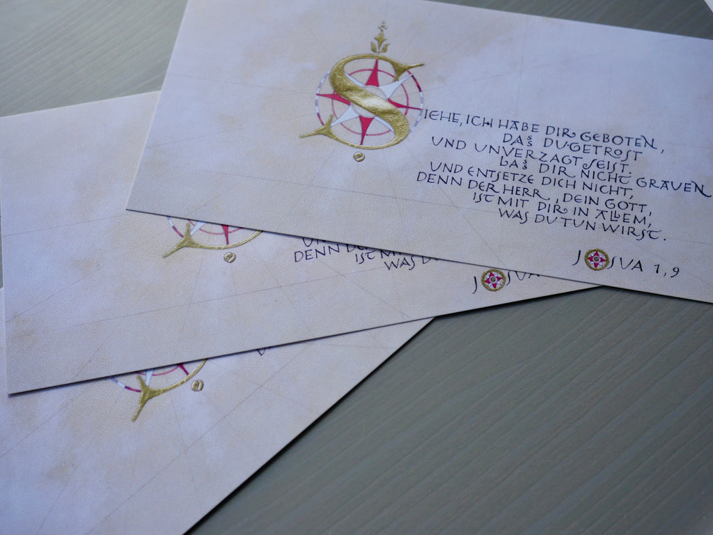 Christliche Postkarte Josua 1,9 – Bibelvers „Sei getrost und unverzagt“ – Kalligrafie – DIN lang – Luther 1912