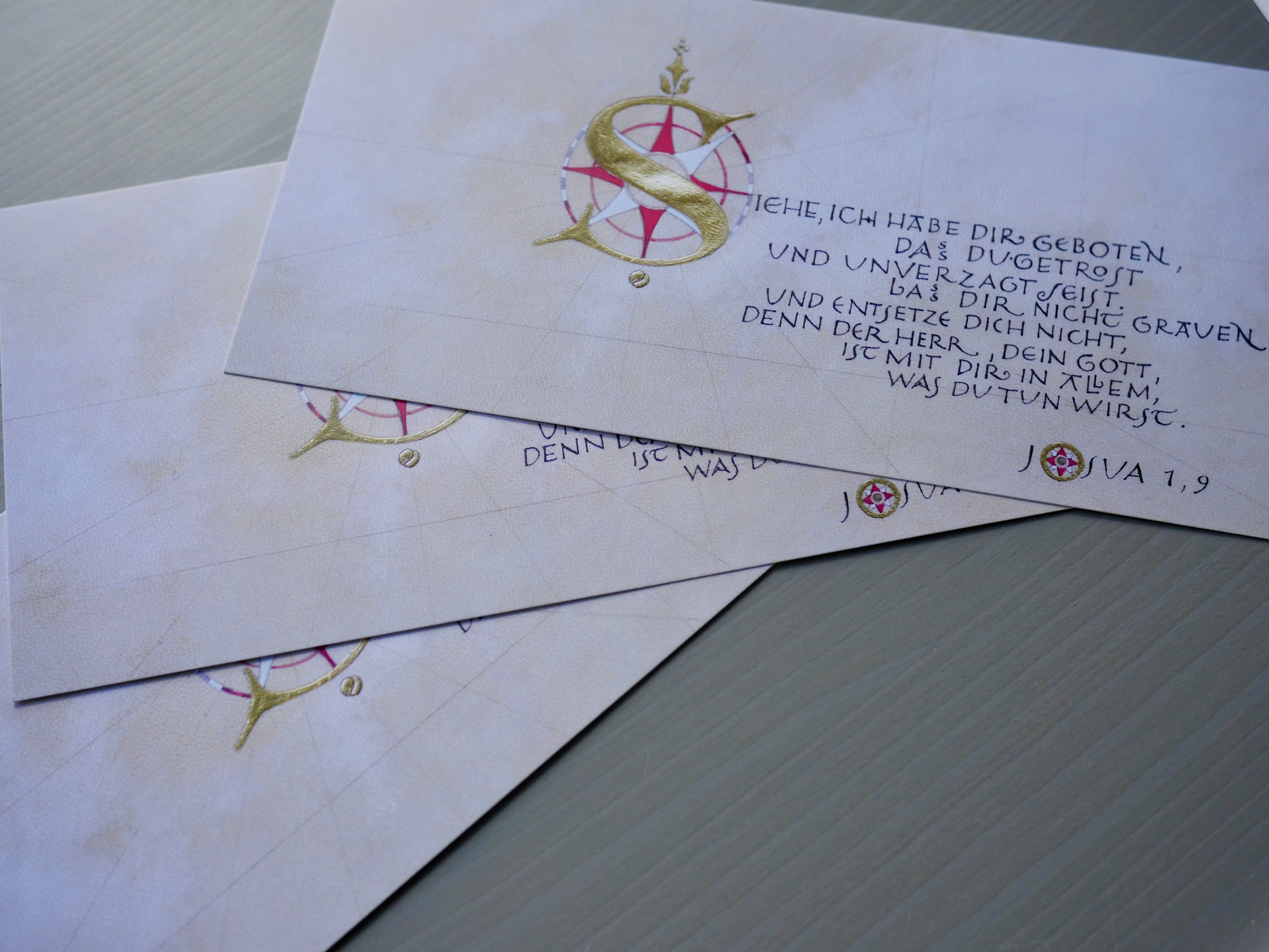 Christliche Postkarte Josua 1,9 – Bibelvers „Sei getrost und unverzagt“ – Kalligrafie – DIN lang – Luther 1912