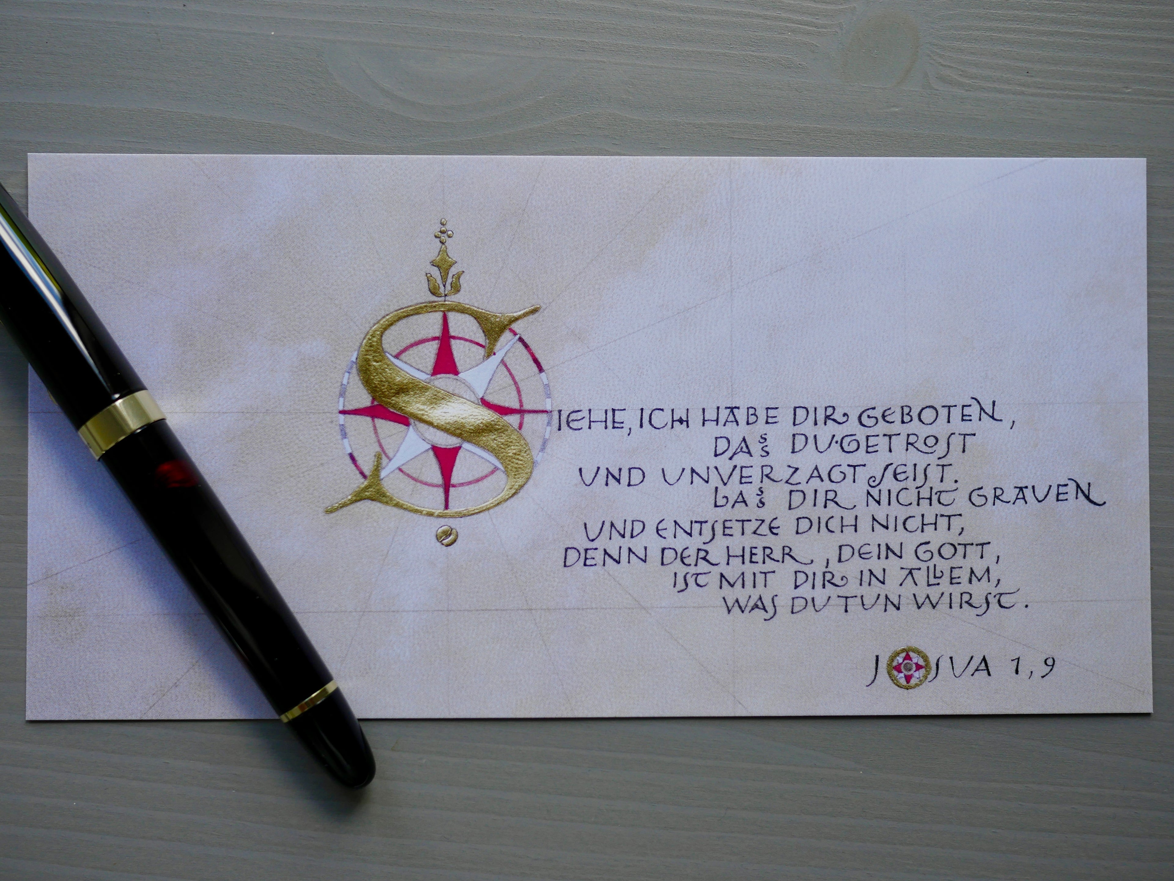 Christliche Postkarte Josua 1,9 – Bibelvers „Sei getrost und unverzagt“ – Kalligrafie – DIN lang – Luther 1912