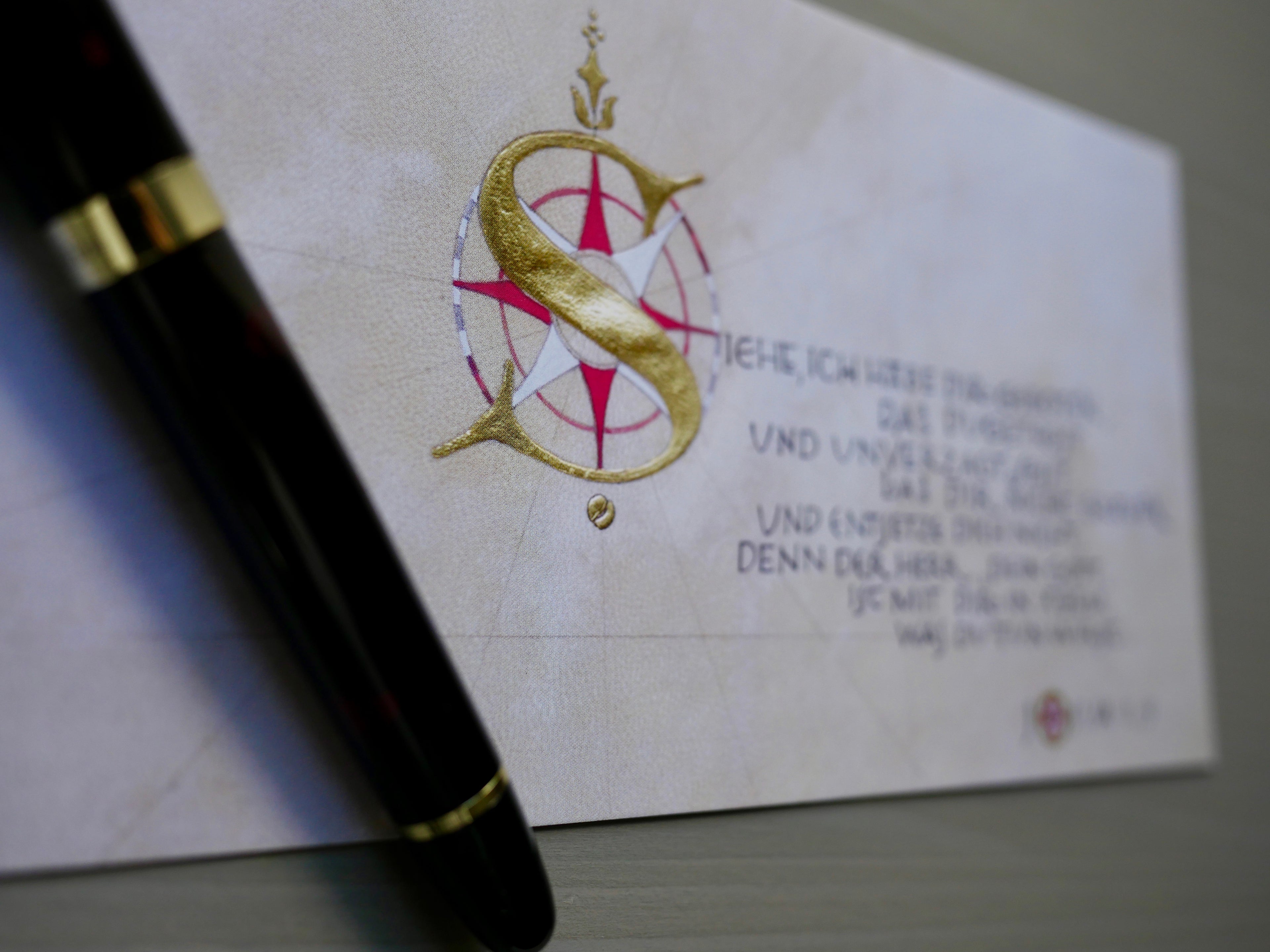 Christliche Postkarte Josua 1,9 – Bibelvers „Sei getrost und unverzagt“ – Kalligrafie – DIN lang – Luther 1912