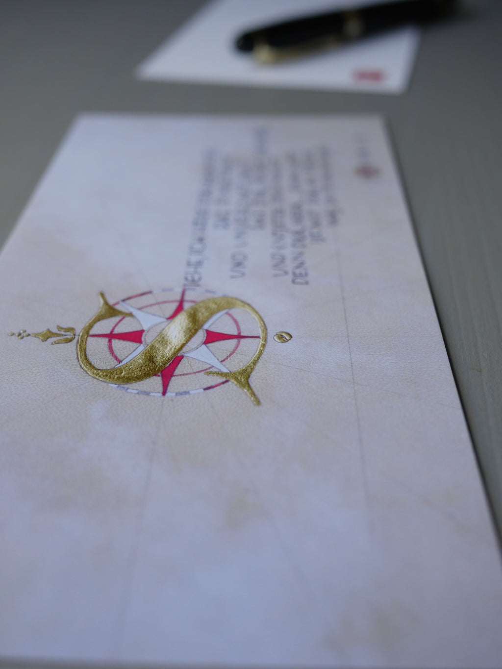 Christliche Postkarte Josua 1,9 – Bibelvers „Sei getrost und unverzagt“ – Kalligrafie – DIN lang – Luther 1912