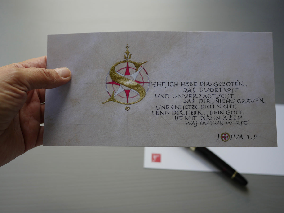 Christliche Postkarte Josua 1,9 – Bibelvers „Sei getrost und unverzagt“ – Kalligrafie – DIN lang – Luther 1912