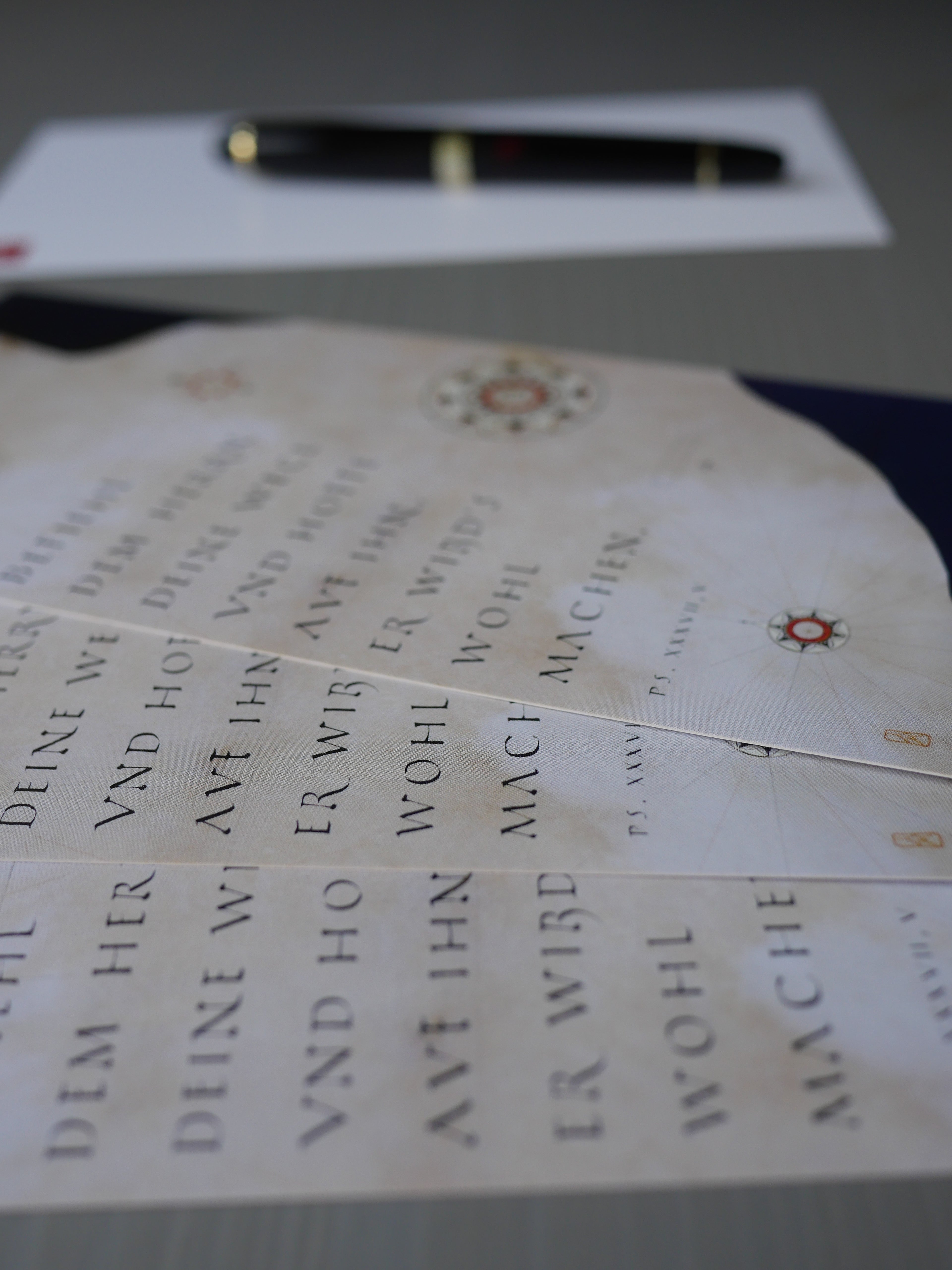 Christliche Postkarte Psalm 37,5 – Befiehl dem Herrn deine Wege – Kalligrafie auf Ziegenpergament – Luther 1912