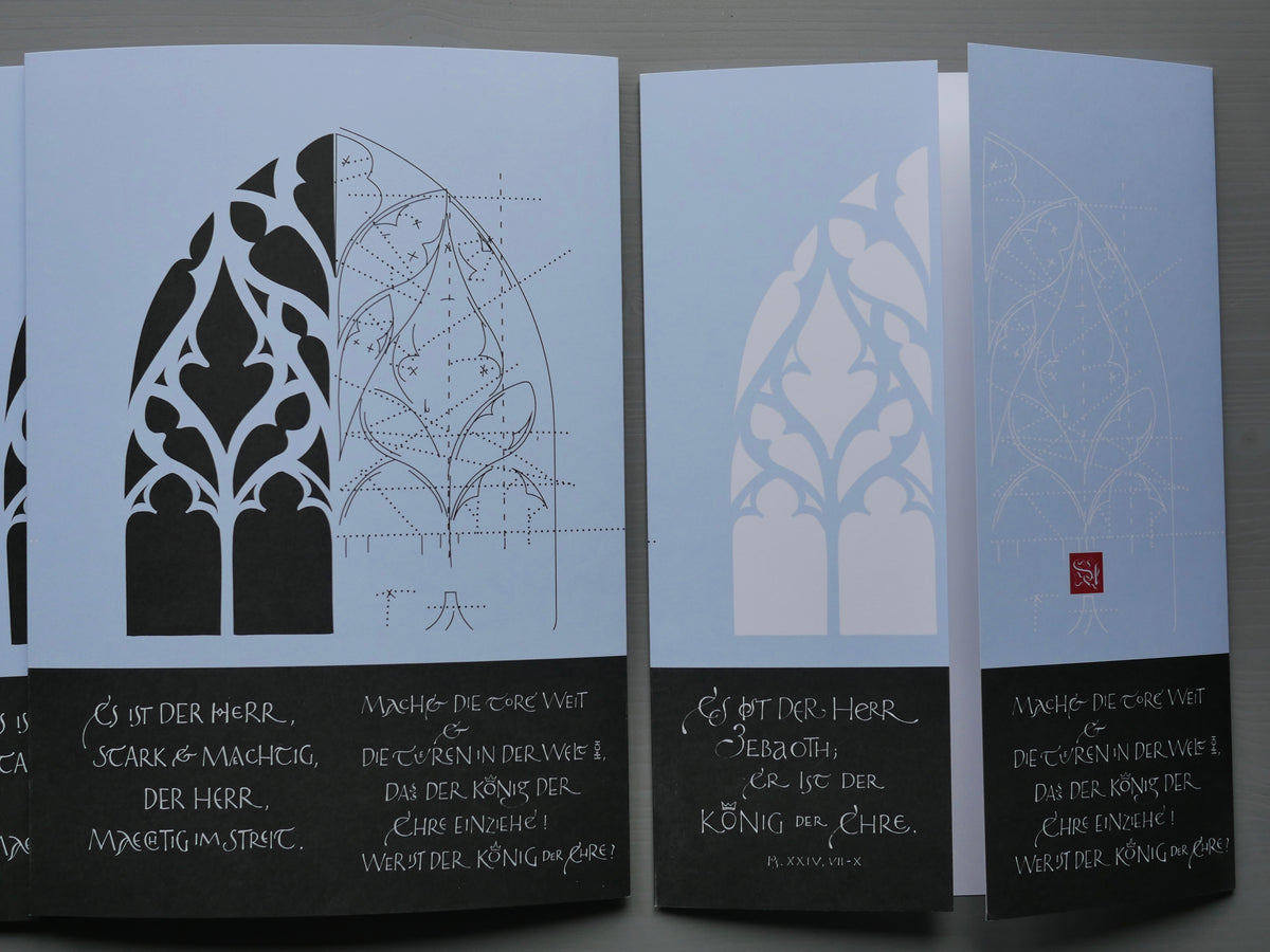 Moderne christliche Weihnachtskarte Psalm 24 – Altarfalz in Bleu | Kalligrafie „Machet die Tore weit“ | A3 offen mit Umschlag