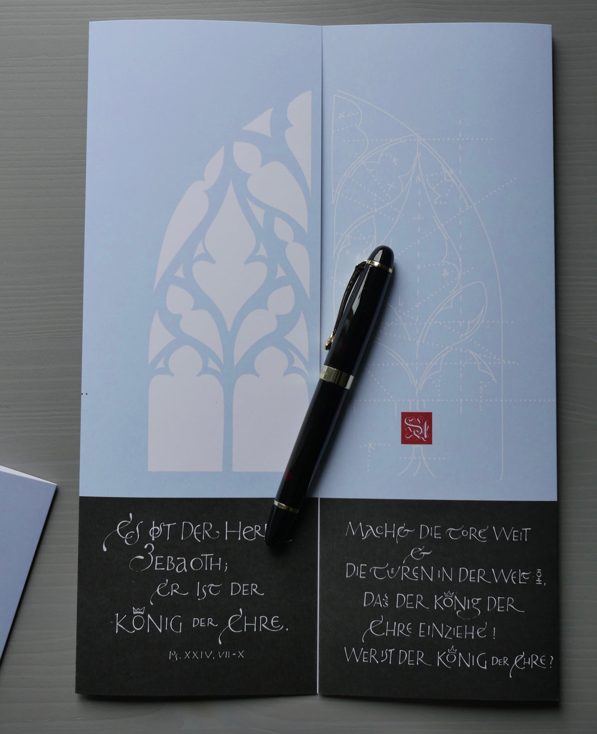 Moderne christliche Weihnachtskarte Psalm 24 – Altarfalz in Bleu | Kalligrafie „Machet die Tore weit“ | A3 offen mit Umschlag