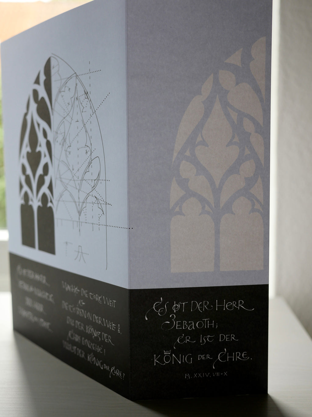 Moderne christliche Weihnachtskarte Psalm 24 – Altarfalz in Bleu | Kalligrafie „Machet die Tore weit“ | A3 offen mit Umschlag