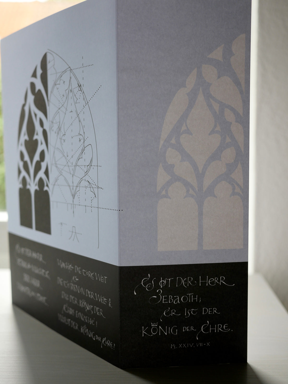 Moderne christliche Weihnachtskarte Psalm 24 – Altarfalz in Bleu | Kalligrafie „Machet die Tore weit“ | A3 offen mit Umschlag
