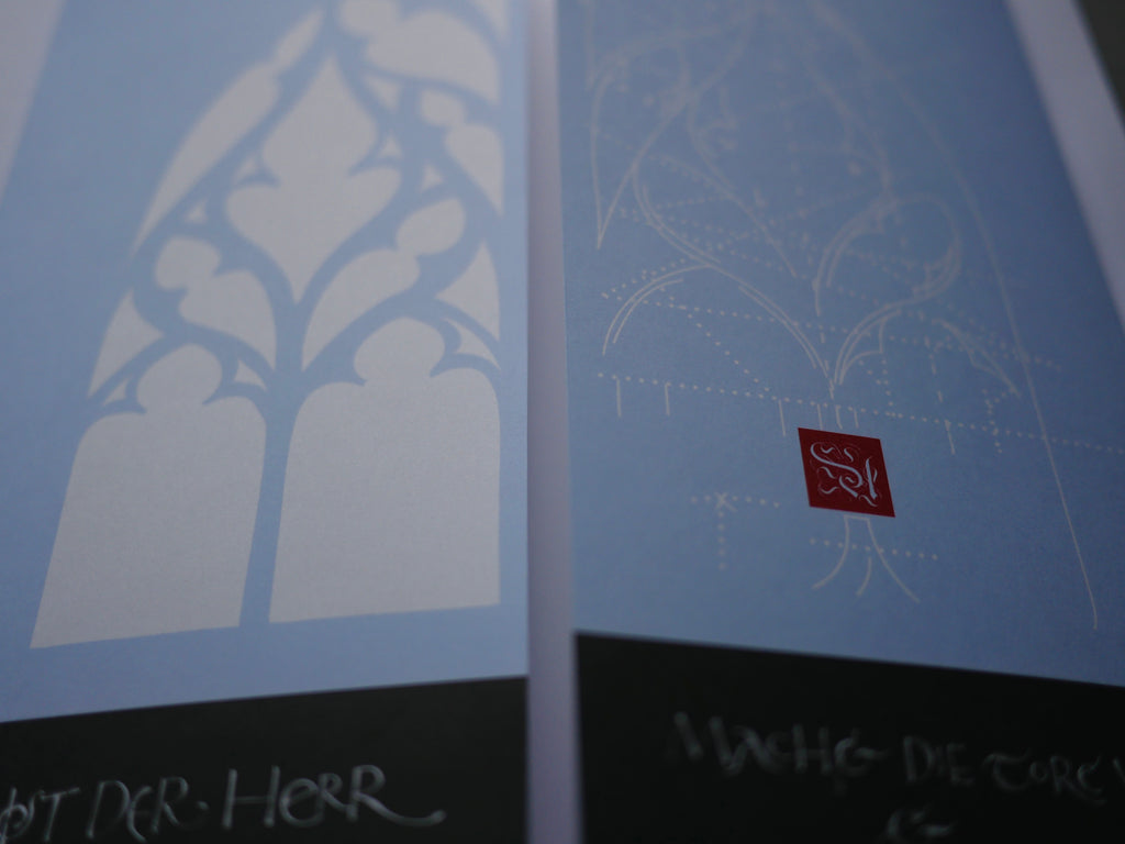 Moderne christliche Weihnachtskarte Psalm 24 – Altarfalz in Bleu | Kalligrafie „Machet die Tore weit“ | A3 offen mit Umschlag