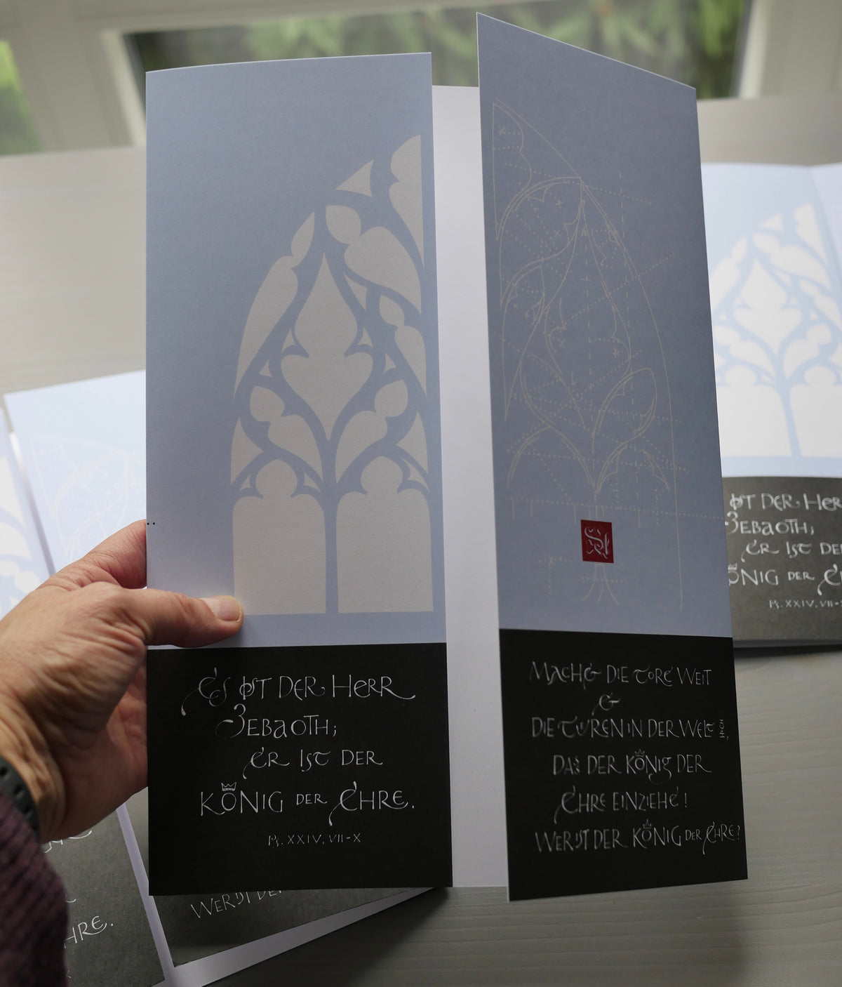 Moderne christliche Weihnachtskarte Psalm 24 – Altarfalz in Bleu | Kalligrafie „Machet die Tore weit“ | A3 offen mit Umschlag