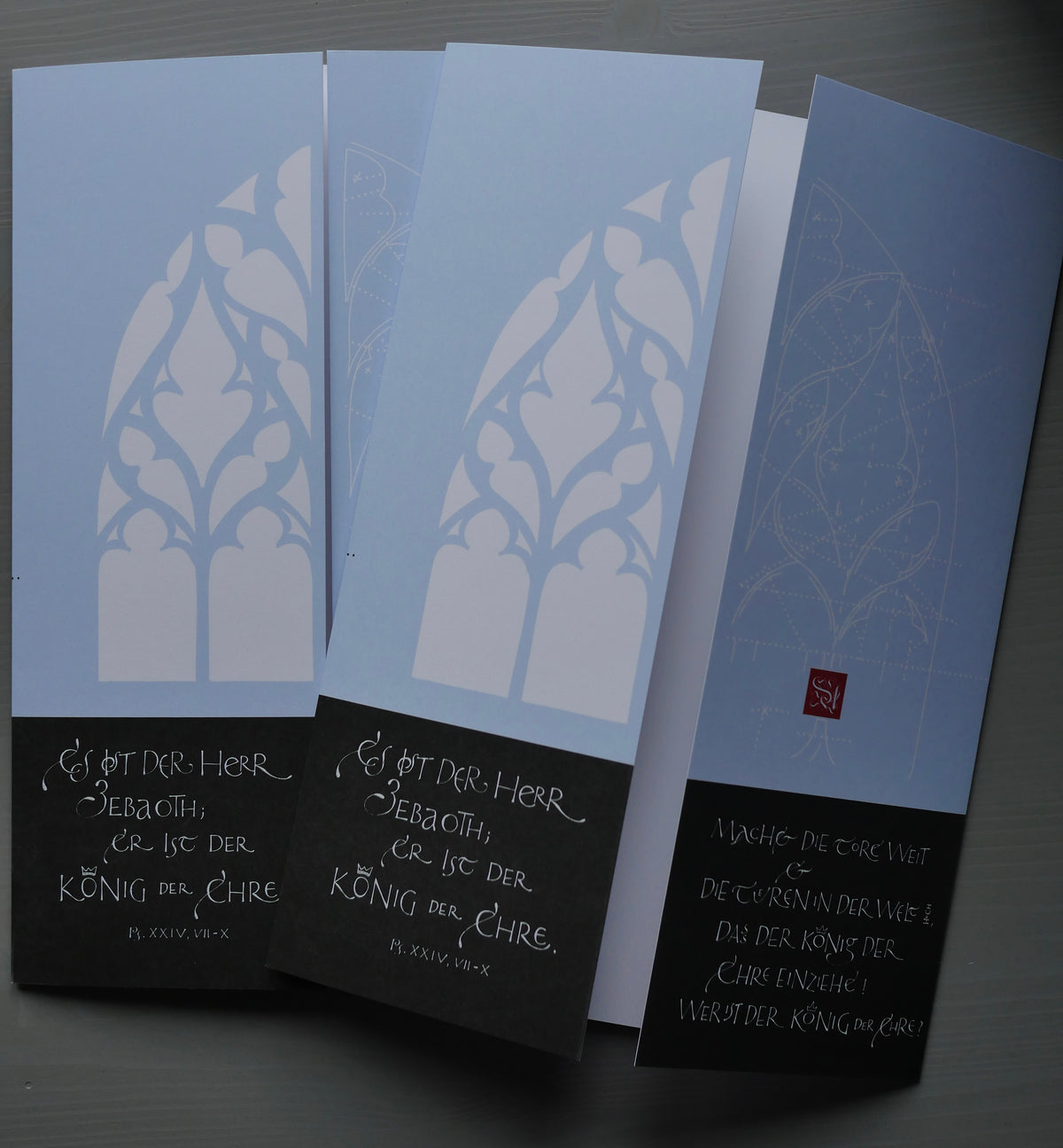 Moderne christliche Weihnachtskarte Psalm 24 – Altarfalz in Bleu | Kalligrafie „Machet die Tore weit“ | A3 offen mit Umschlag