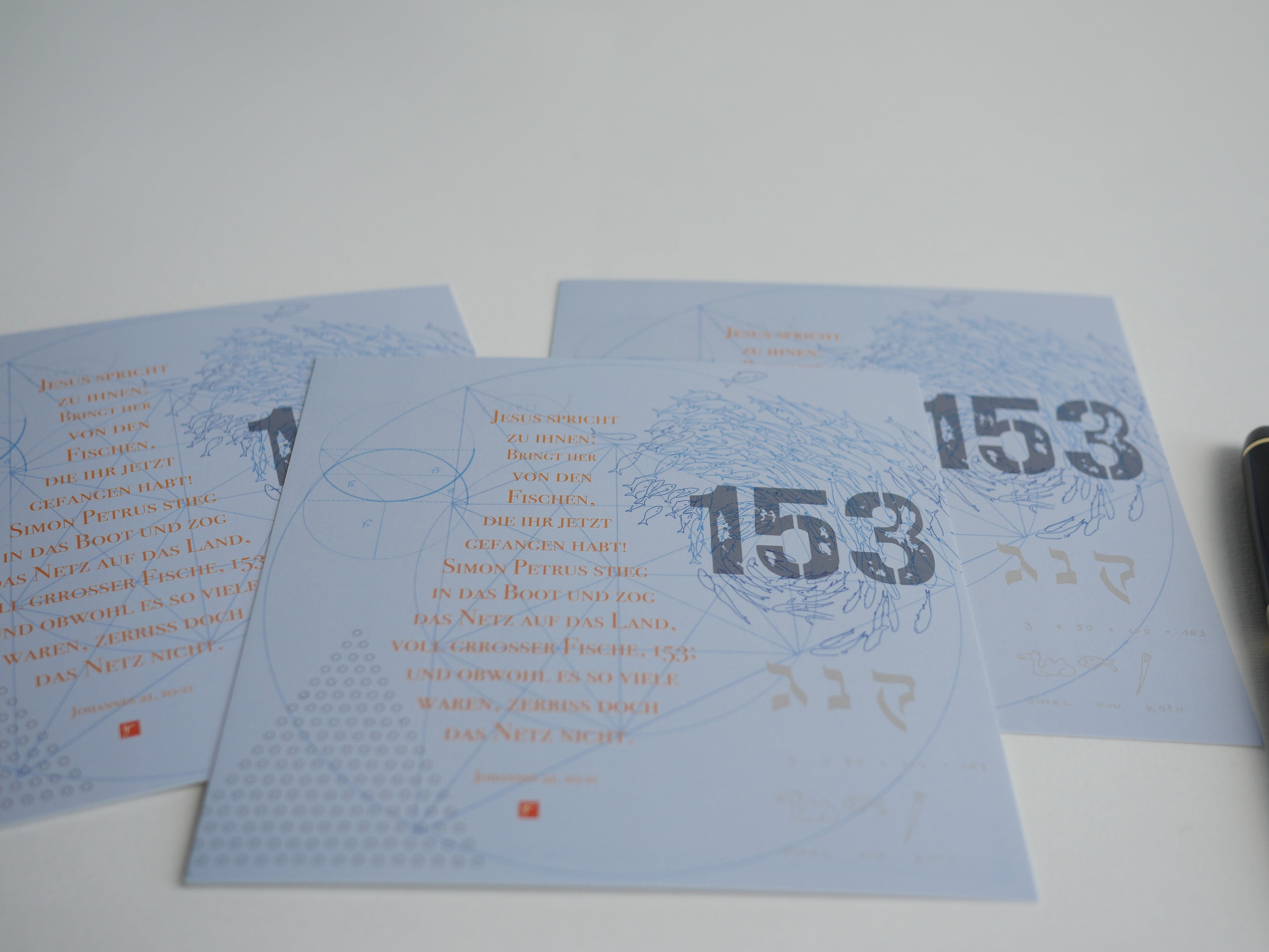 Christliche Postkarte, 153 Fische, Kalligrafie, Bibelvers über den Fischfang. Dargestellt sind einige mathematische Bedeutungen der Zahl.
