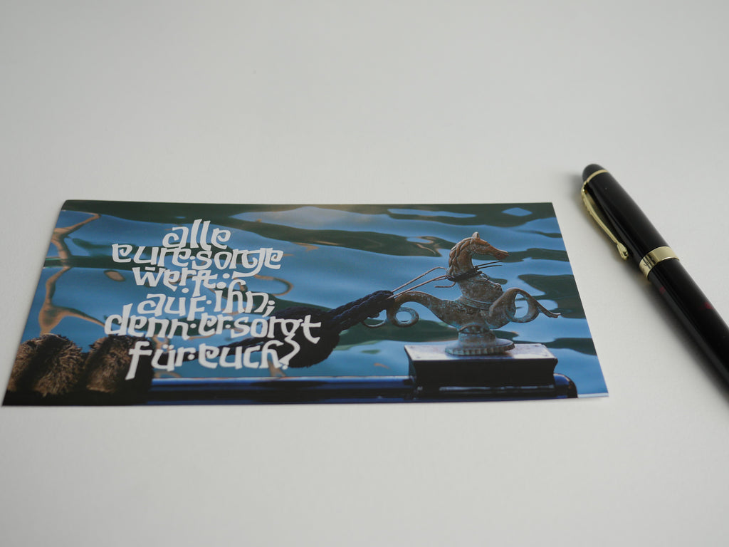 Postkarte christlich, mit dem Bibelvers "Alle eure Sorge werft auf ihn", gedruckt auf Postkartenkarton, Kalligrafie, Kalligraphie, Mutmacher