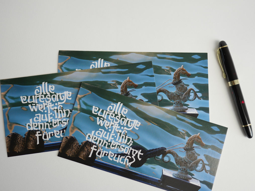 Postkarte christlich, mit dem Bibelvers "Alle eure Sorge werft auf ihn", gedruckt auf Postkartenkarton, Kalligrafie, Kalligraphie, Mutmacher