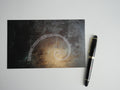 XL Postkarte christlich, Im Anfang war das Wort, Goldener Schnitt, konstruierte Schriftspirale, Postkartenkarton, moderne christliche Kunst