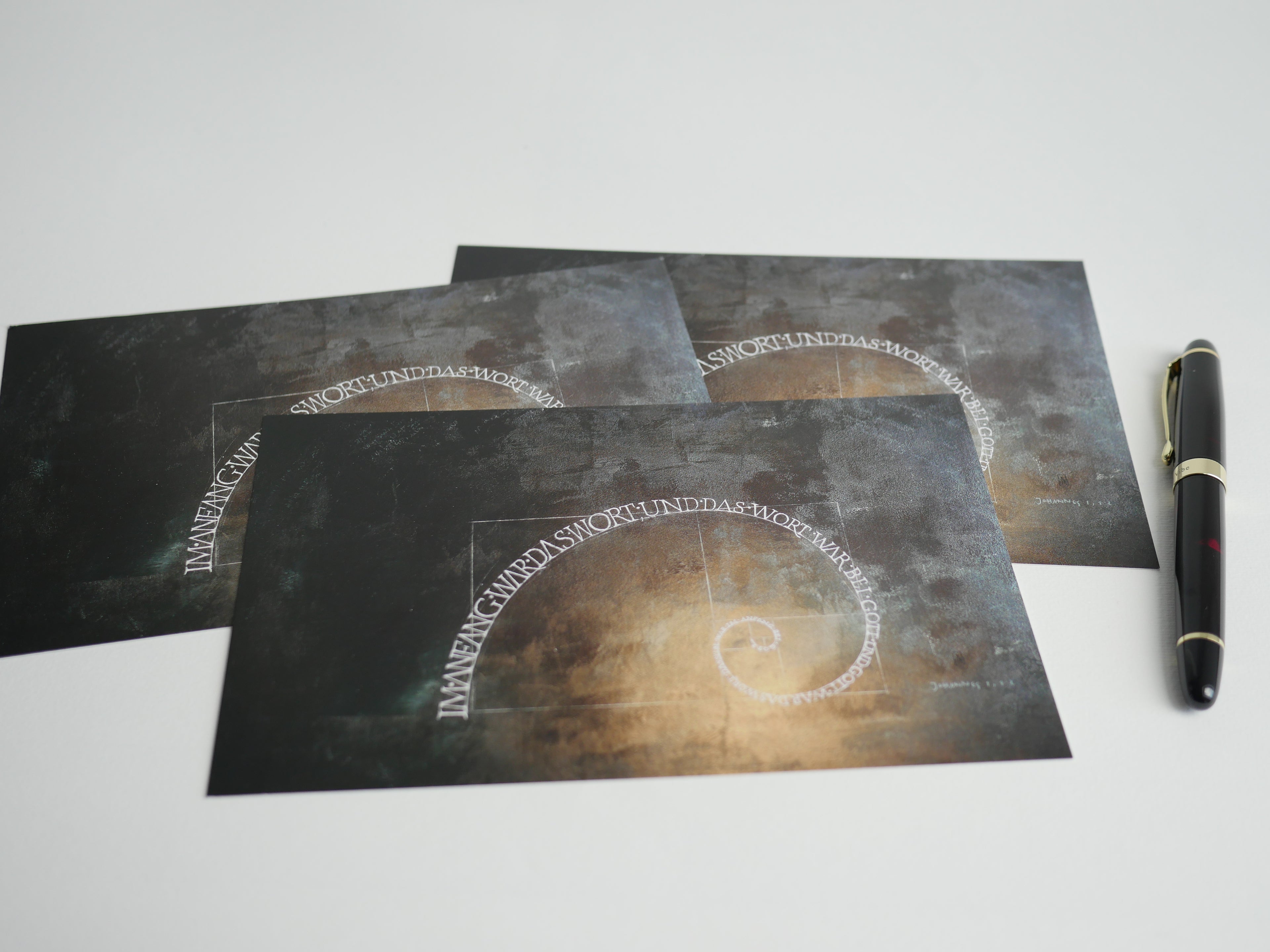 XL Postkarte christlich, Im Anfang war das Wort, Goldener Schnitt, konstruierte Schriftspirale, Postkartenkarton, moderne christliche Kunst