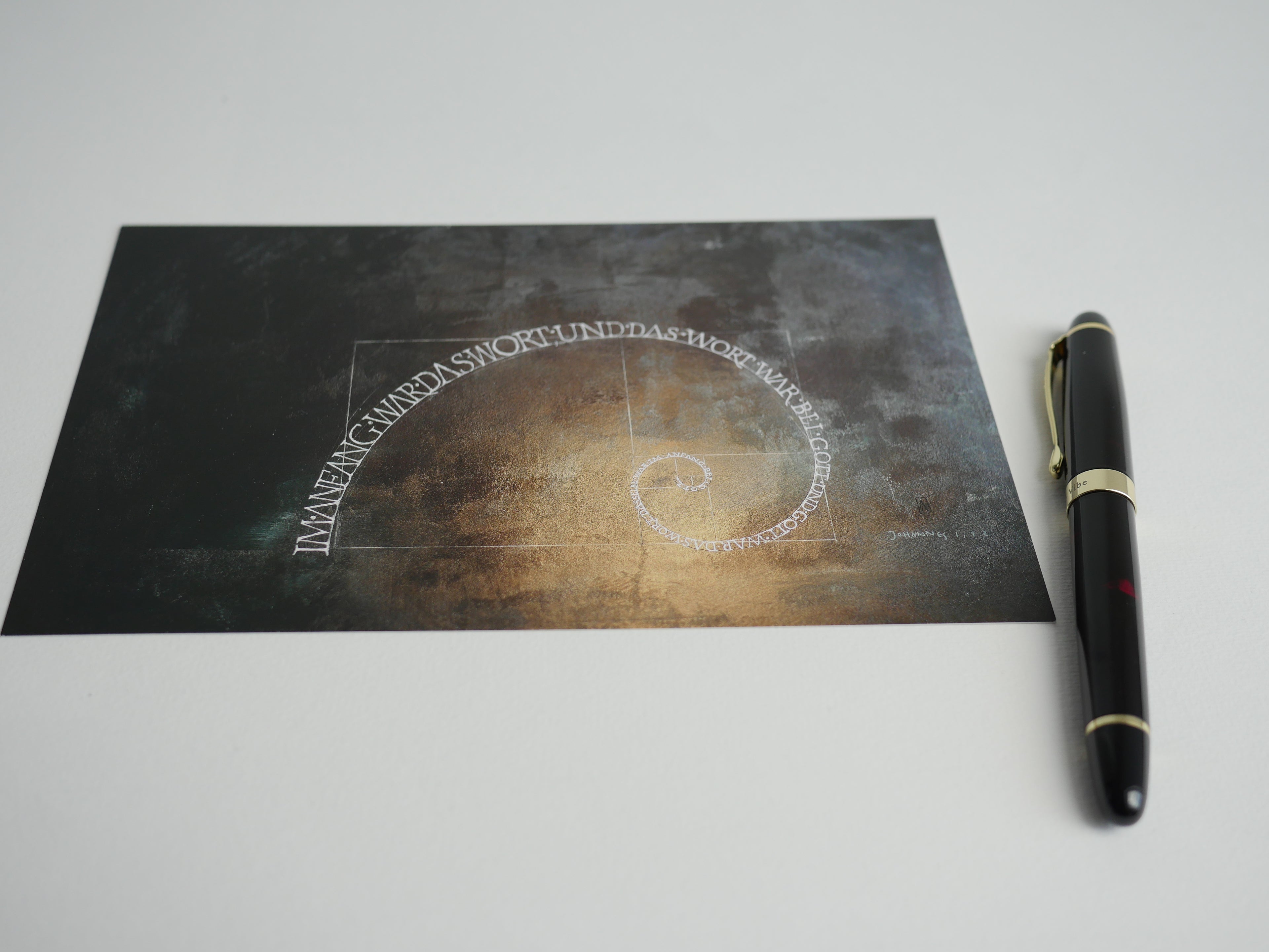 XL Postkarte christlich, Im Anfang war das Wort, Goldener Schnitt, konstruierte Schriftspirale, Postkartenkarton, moderne christliche Kunst