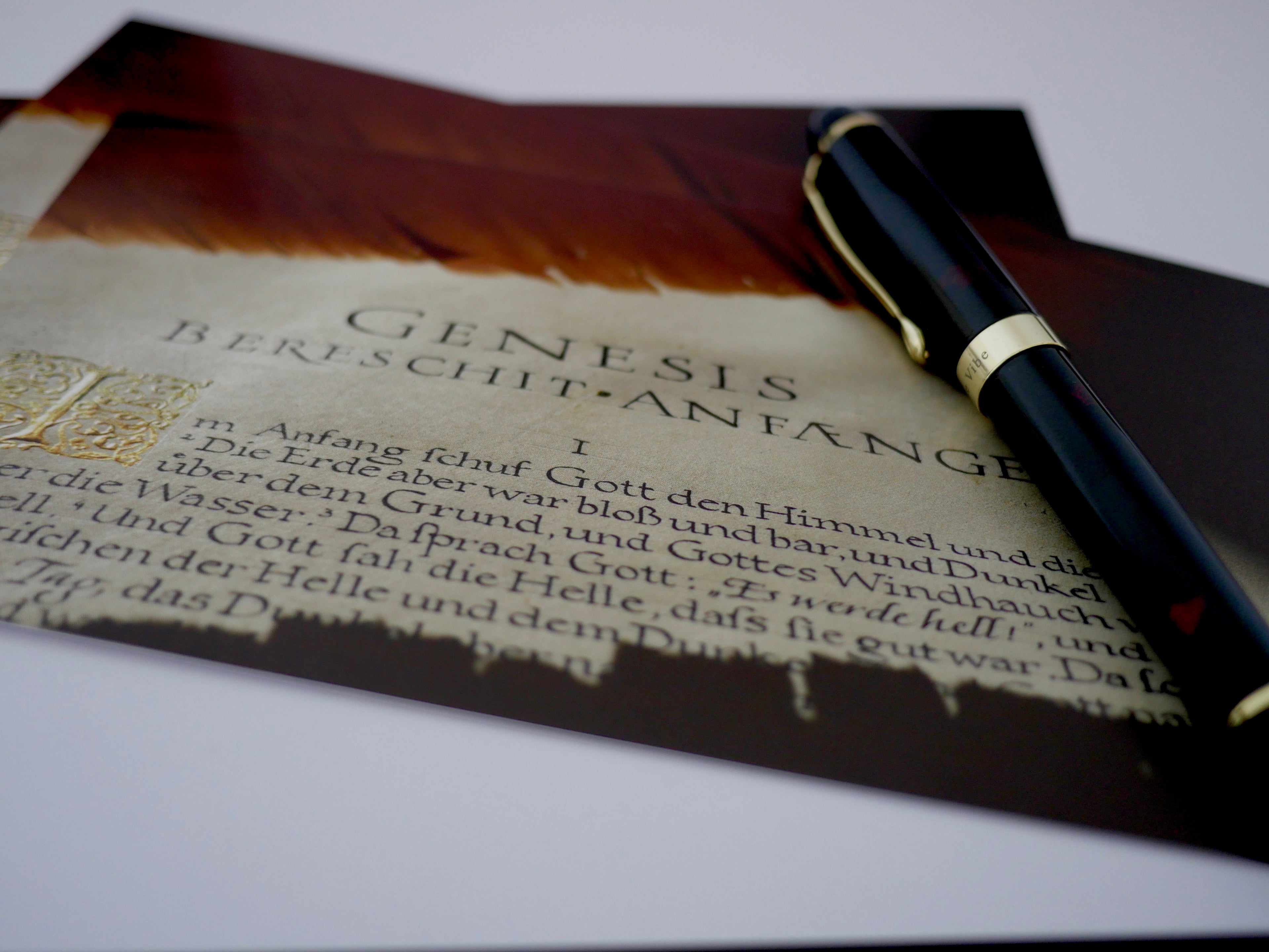 Postkarte christlich, mit dem Bibelvers "Im Anfang schuf Gott den Himmel und die Erde", gedruckt auf Postkartenkarton, Genesis, Kalligrafie