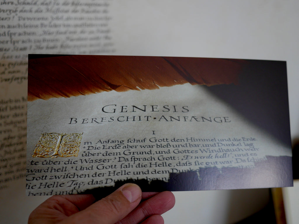 Postkarte christlich, mit dem Bibelvers "Im Anfang schuf Gott den Himmel und die Erde", gedruckt auf Postkartenkarton, Genesis, Kalligrafie