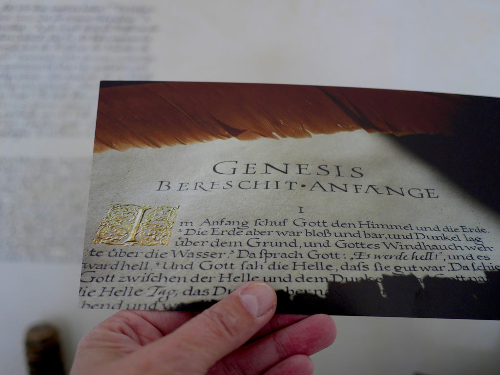 Postkarte christlich, mit dem Bibelvers "Im Anfang schuf Gott den Himmel und die Erde", gedruckt auf Postkartenkarton, Genesis, Kalligrafie