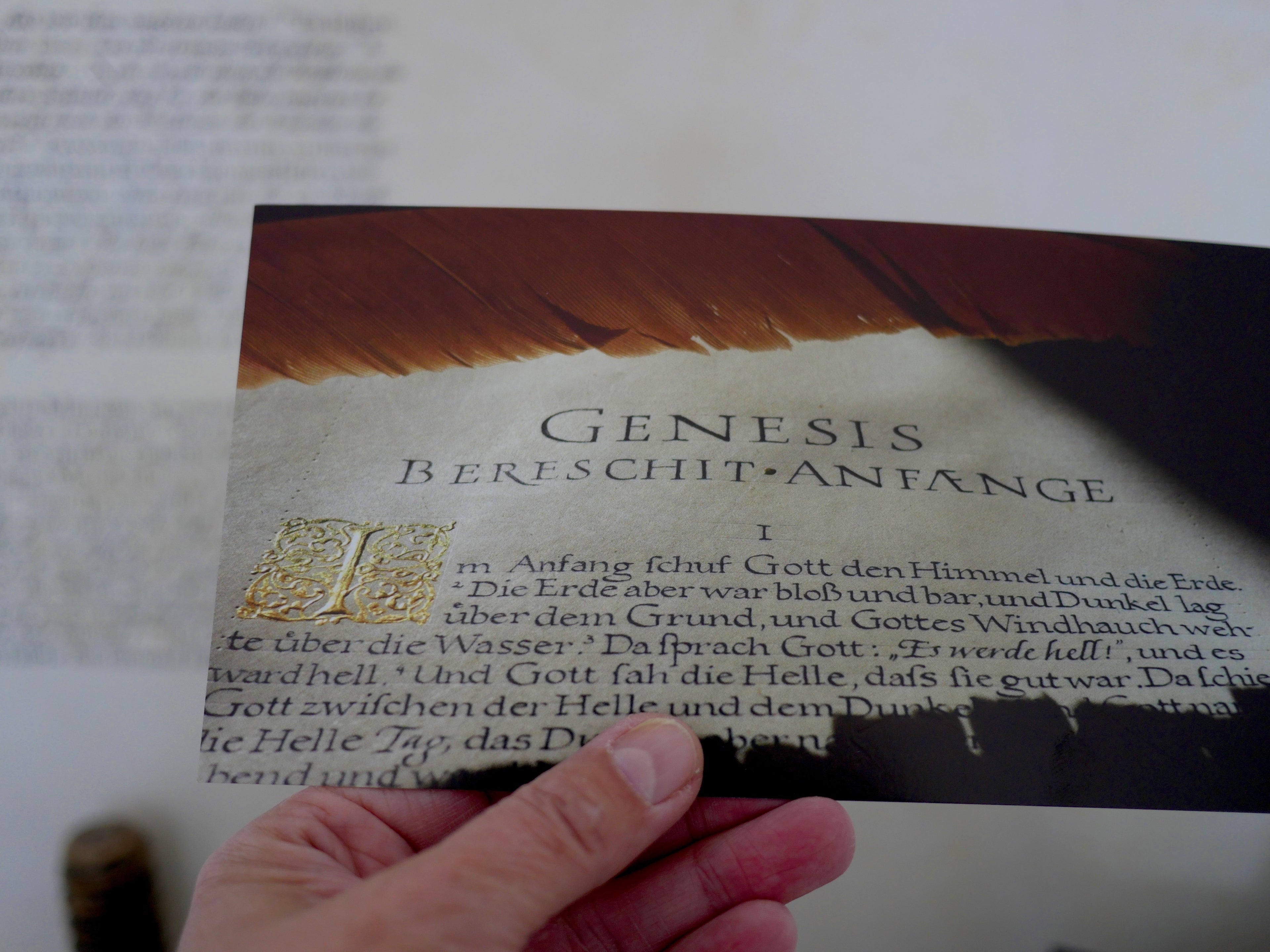 Postkarte christlich, mit dem Bibelvers "Im Anfang schuf Gott den Himmel und die Erde", gedruckt auf Postkartenkarton, Genesis, Kalligrafie