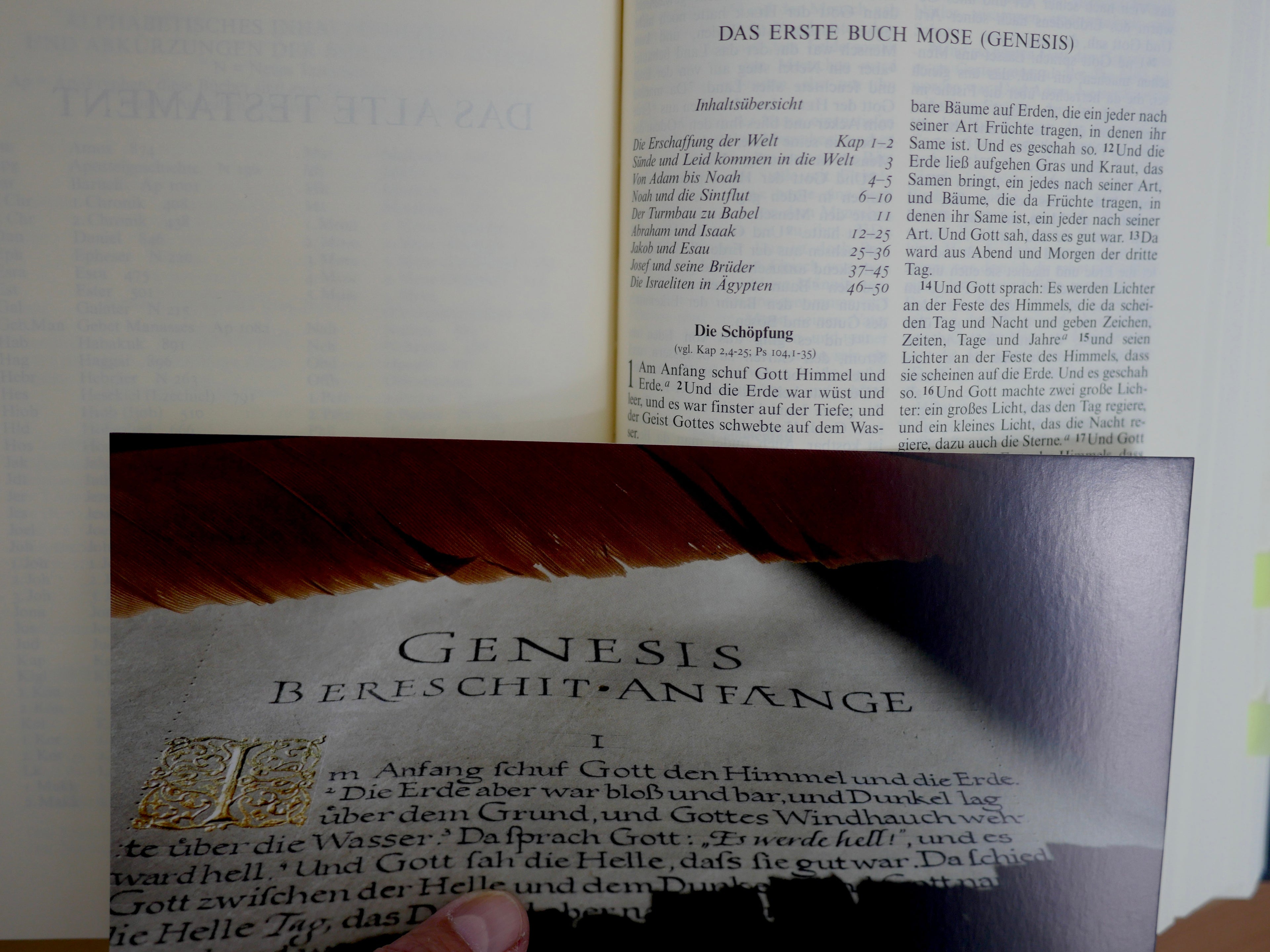 Postkarte christlich, mit dem Bibelvers "Im Anfang schuf Gott den Himmel und die Erde", gedruckt auf Postkartenkarton, Genesis, Kalligrafie