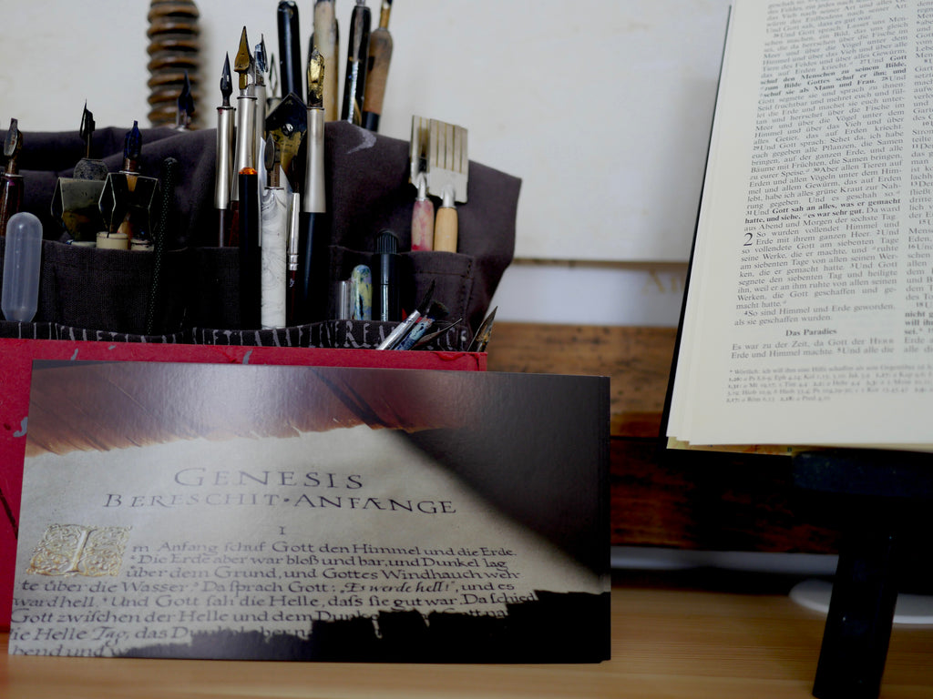 Postkarte christlich, mit dem Bibelvers "Im Anfang schuf Gott den Himmel und die Erde", gedruckt auf Postkartenkarton, Genesis, Kalligrafie