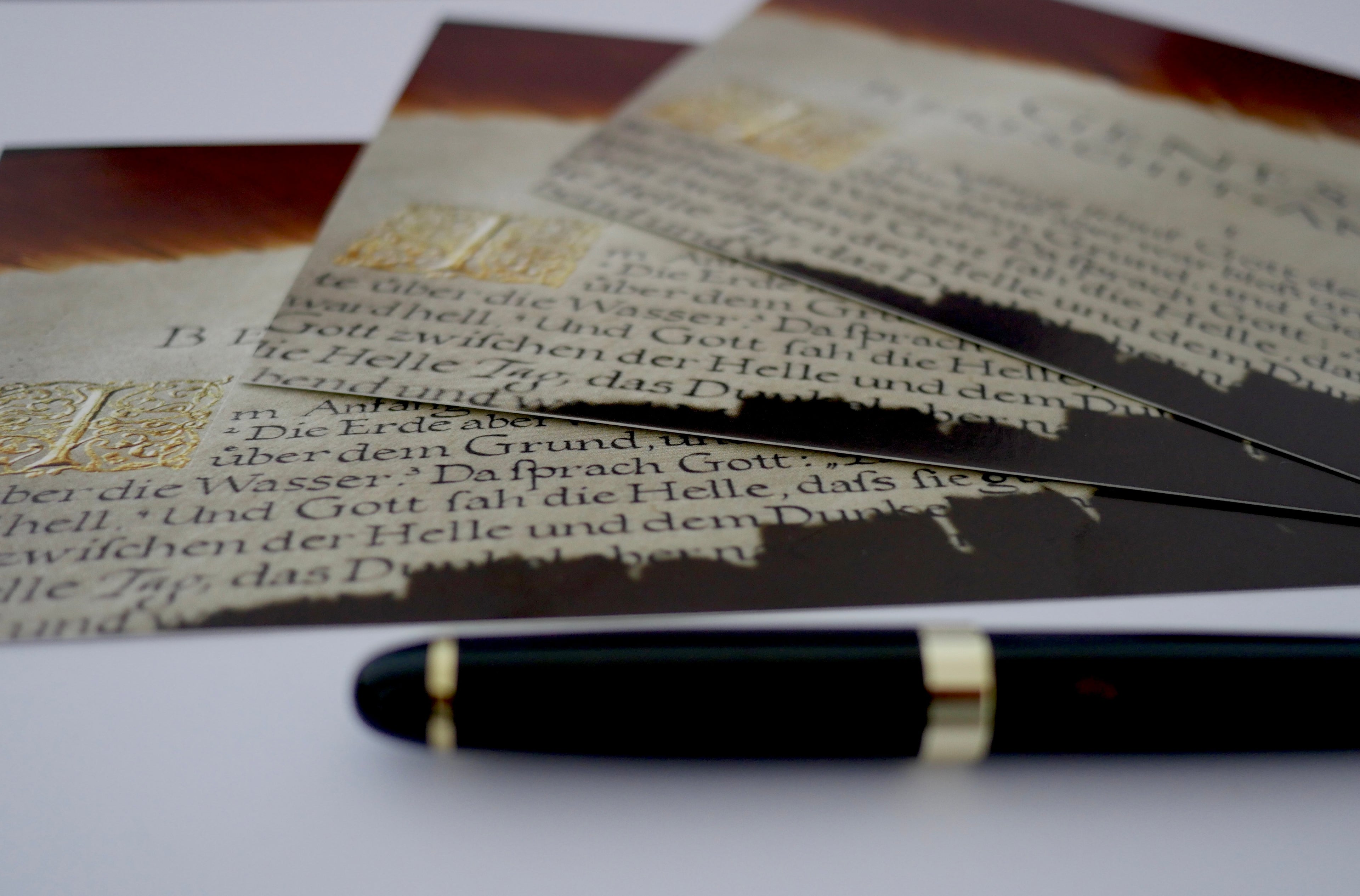 Postkarte christlich, mit dem Bibelvers "Im Anfang schuf Gott den Himmel und die Erde", gedruckt auf Postkartenkarton, Genesis, Kalligrafie