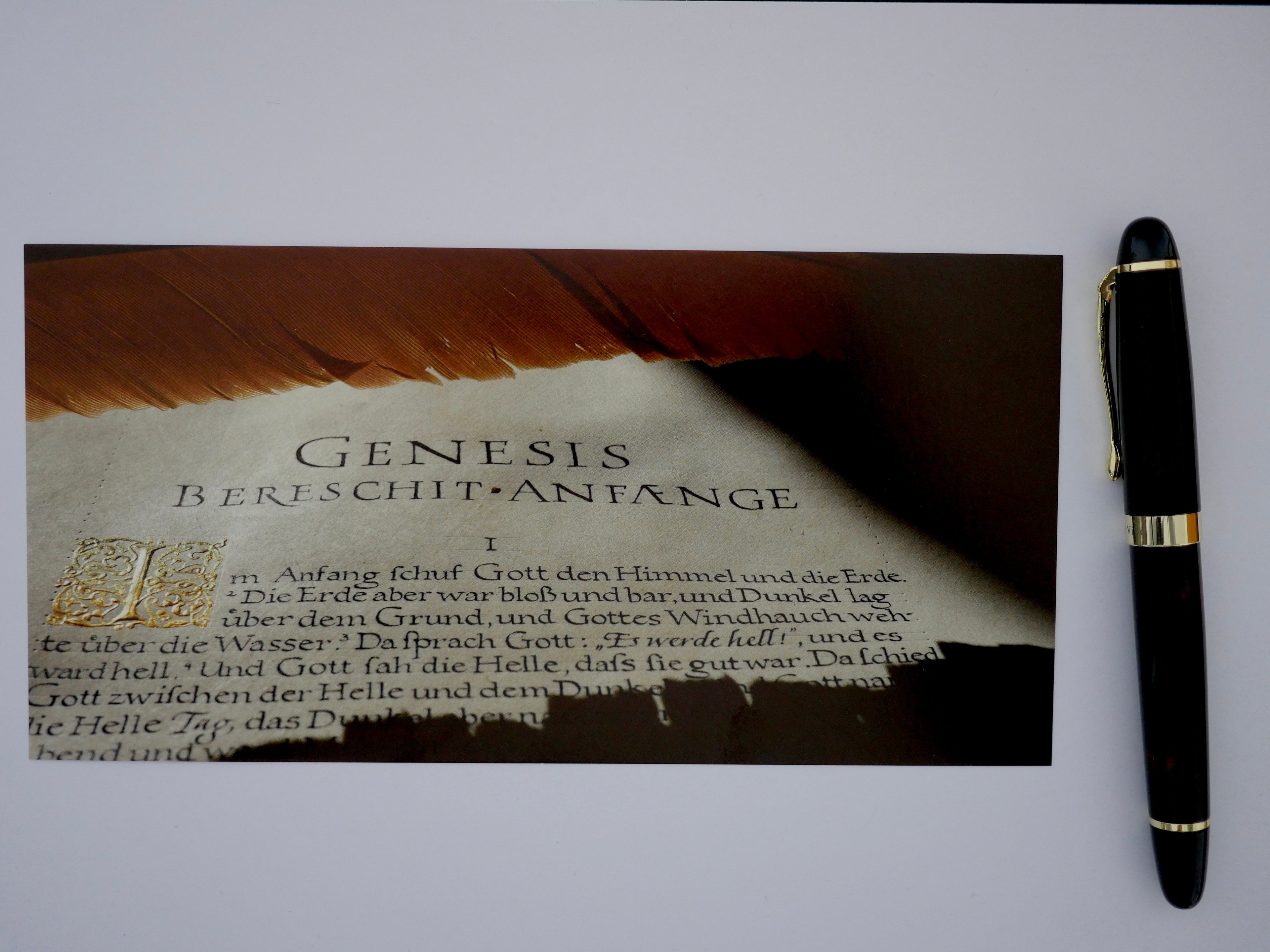 Postkarte christlich, mit dem Bibelvers "Im Anfang schuf Gott den Himmel und die Erde", gedruckt auf Postkartenkarton, Genesis, Kalligrafie