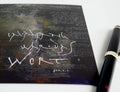 Christliche Postkarte, Im Anfang war das Wort, gedruckt, quadratisch, moderne christliche Kunst