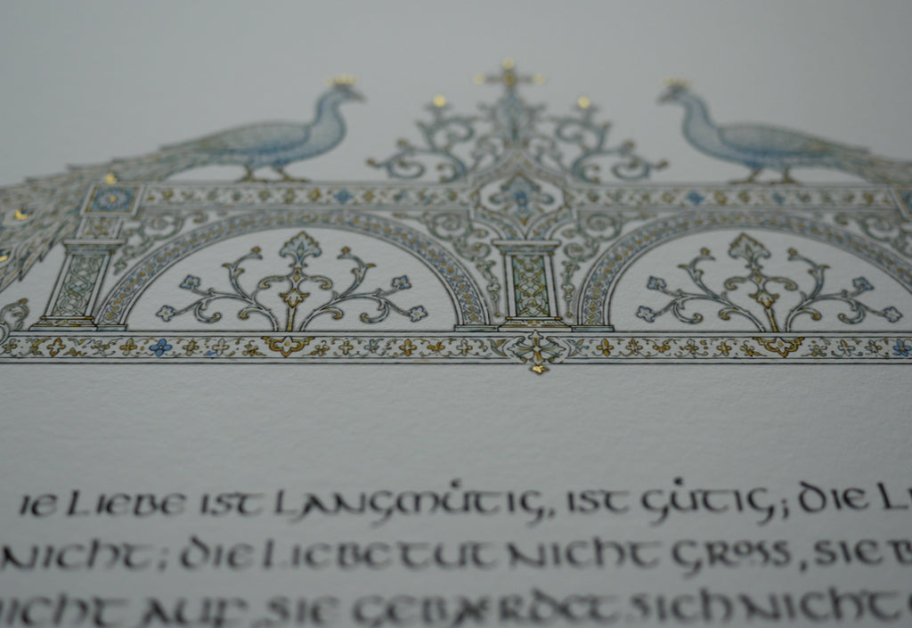 Hohelied der Liebe Wandbild – handvergoldeter Giclée-Druck A3+ mit Pfauen | 1. Korinther 13 | Bleu