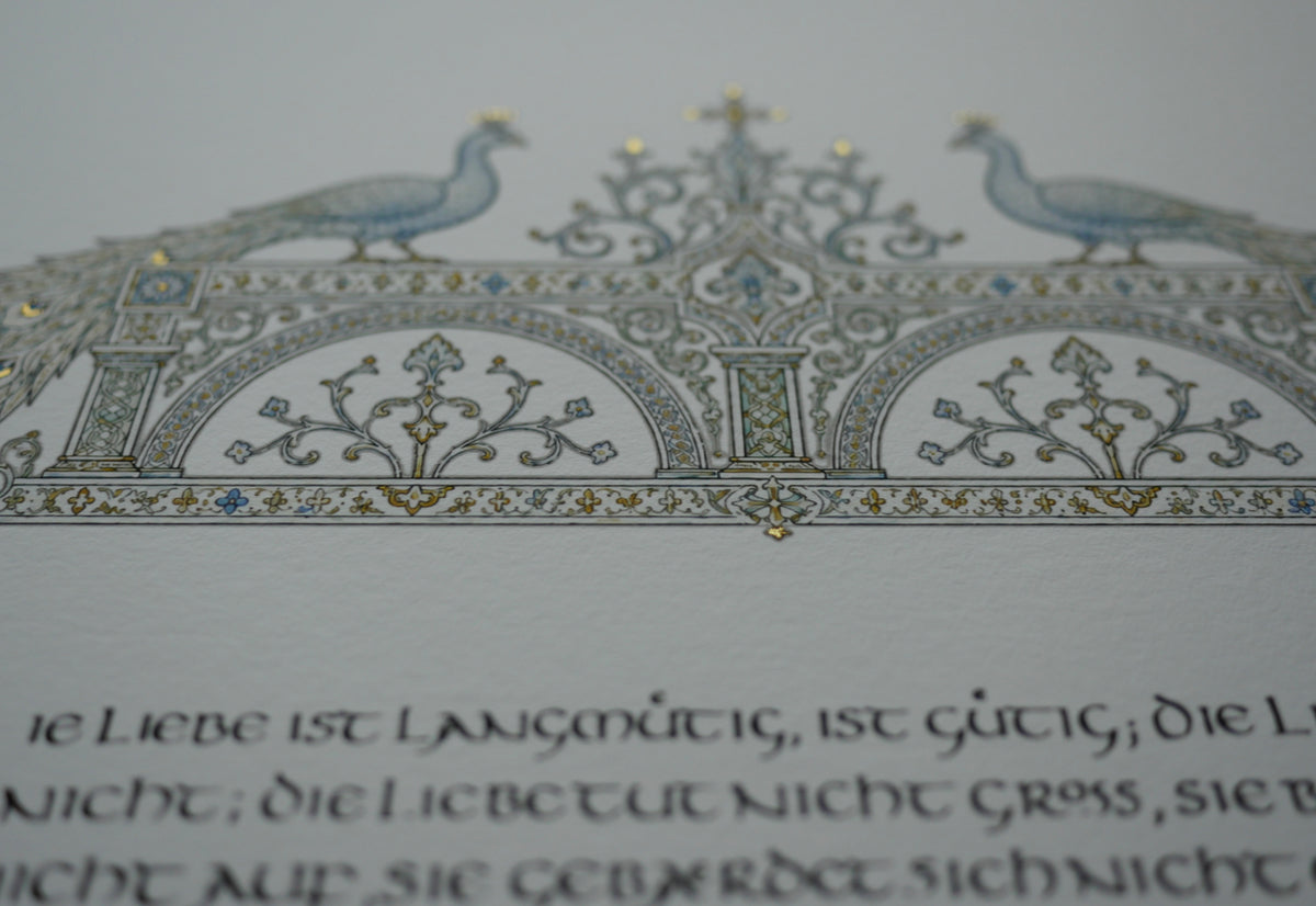 Hohelied der Liebe Wandbild – handvergoldeter Giclée-Druck A3+ mit Pfauen | 1. Korinther 13 | Bleu