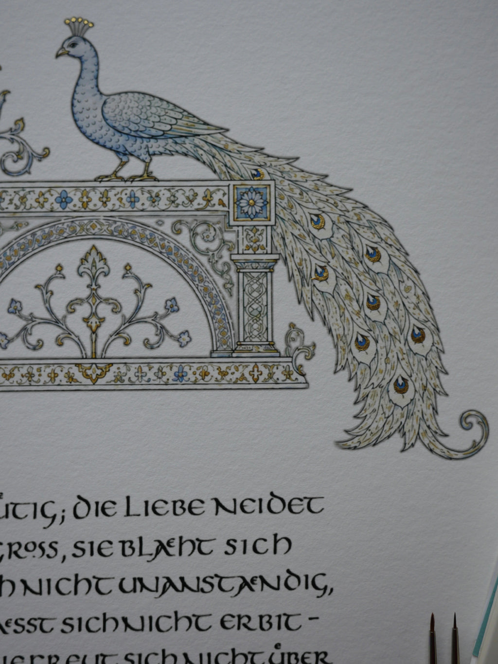 Hohelied der Liebe Wandbild – handvergoldeter Giclée-Druck A3+ mit Pfauen | 1. Korinther 13 | Bleu