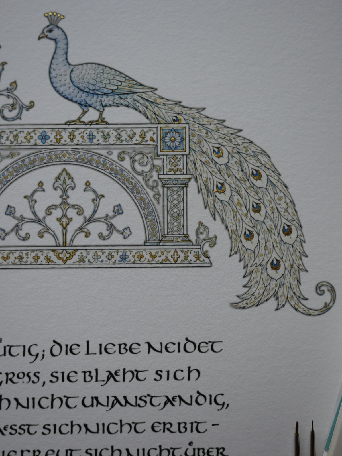 Hohelied der Liebe Wandbild – handvergoldeter Giclée-Druck A3+ mit Pfauen | 1. Korinther 13 | Bleu