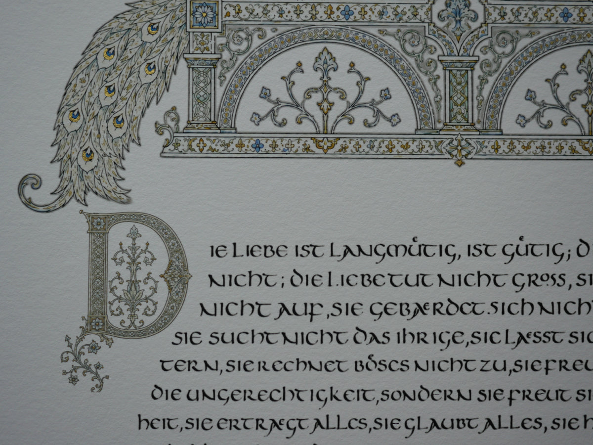 Hohelied der Liebe Wandbild – handvergoldeter Giclée-Druck A3+ mit Pfauen | 1. Korinther 13 | Bleu