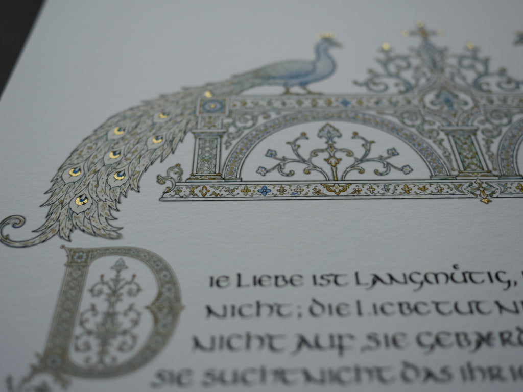 Hohelied der Liebe Wandbild – handvergoldeter Giclée-Druck A3+ mit Pfauen | 1. Korinther 13 | Bleu