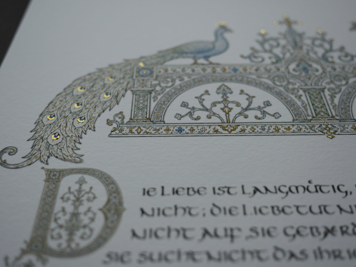 Hohelied der Liebe Wandbild – handvergoldeter Giclée-Druck A3+ mit Pfauen | 1. Korinther 13 | Bleu