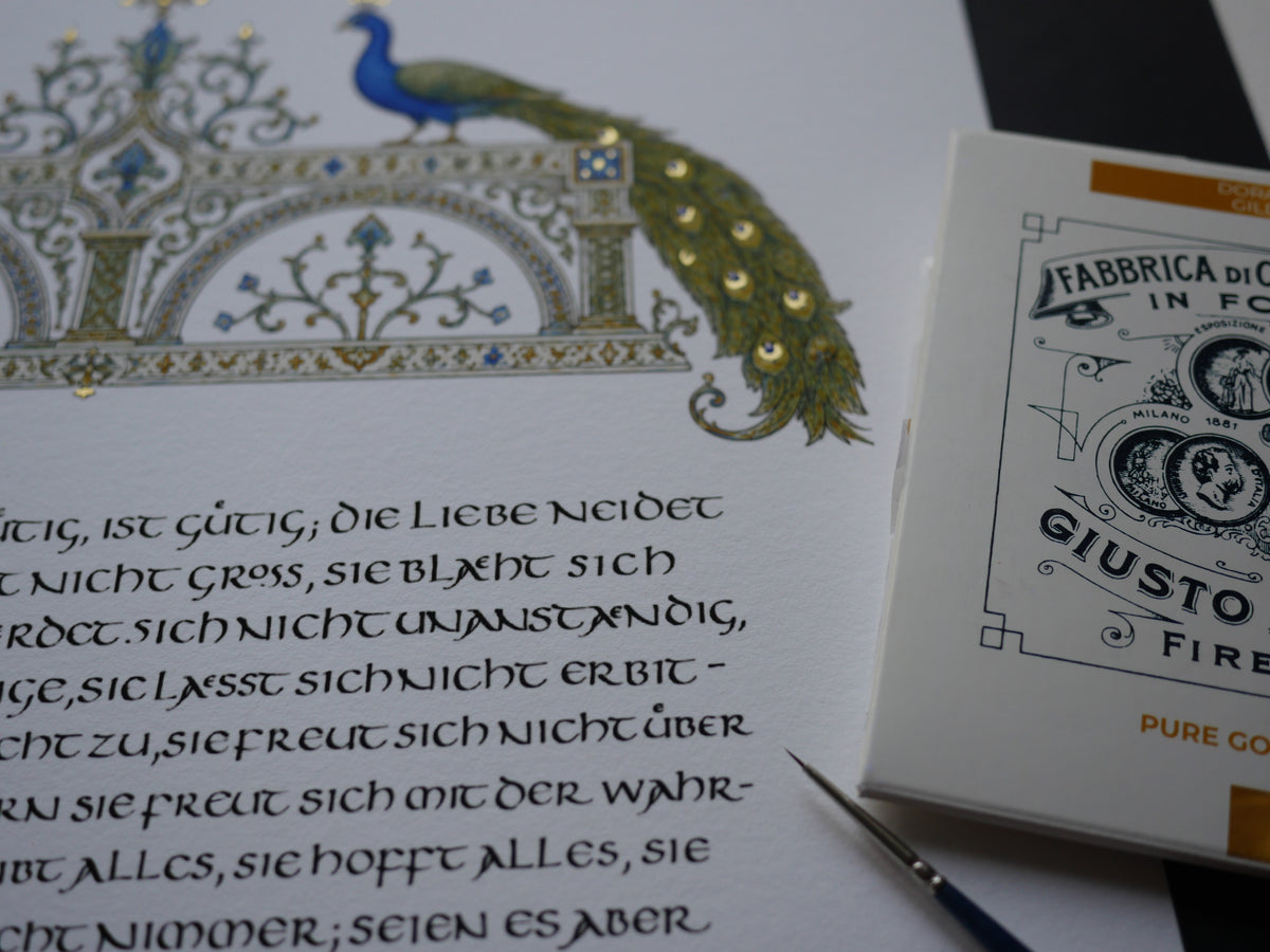 Hohelied der Liebe Wandbild – handvergoldeter Giclée-Druck A3+ mit Pfauen | 1. Korinther 13 |  Blau Grün Gold