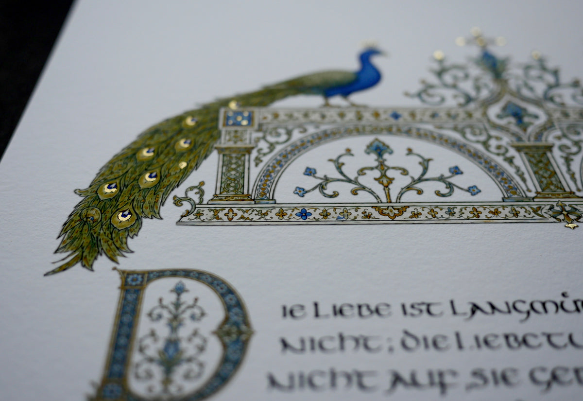 Hohelied der Liebe Wandbild – handvergoldeter Giclée-Druck A3+ mit Pfauen | 1. Korinther 13 |  Blau Grün Gold