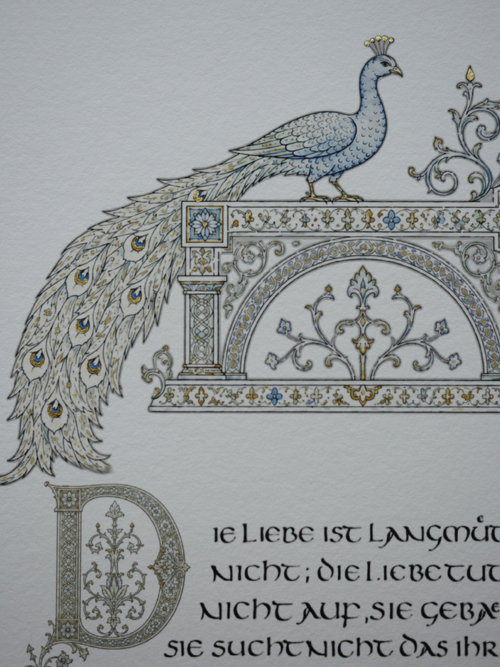 Hohelied der Liebe Wandbild – handvergoldeter Giclée-Druck A3+ mit Pfauen | 1. Korinther 13 | Bleu