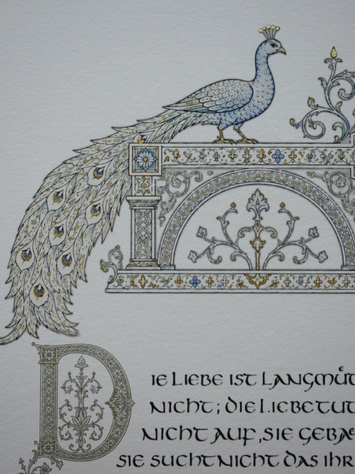Hohelied der Liebe Wandbild – handvergoldeter Giclée-Druck A3+ mit Pfauen | 1. Korinther 13 | Bleu
