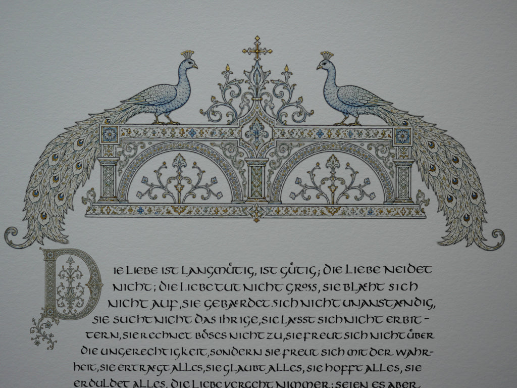 Hohelied der Liebe Wandbild – handvergoldeter Giclée-Druck A3+ mit Pfauen | 1. Korinther 13 | Bleu