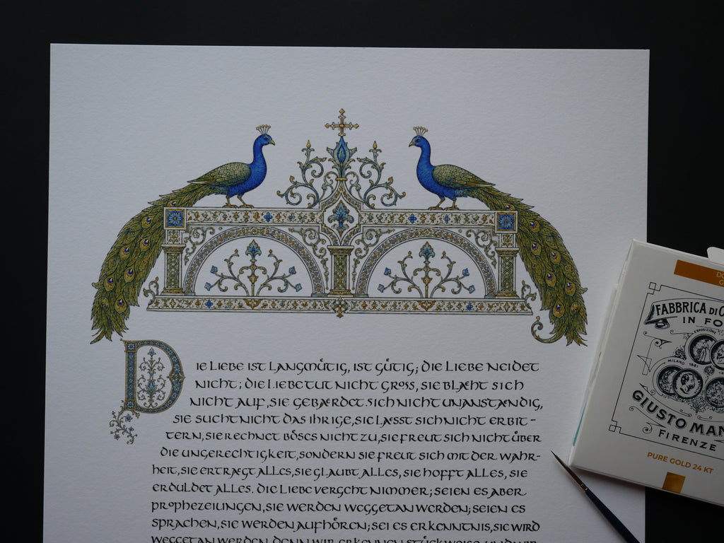 Hohelied der Liebe Wandbild – handvergoldeter Giclée-Druck A3+ mit Pfauen | 1. Korinther 13 |  Blau Grün Gold