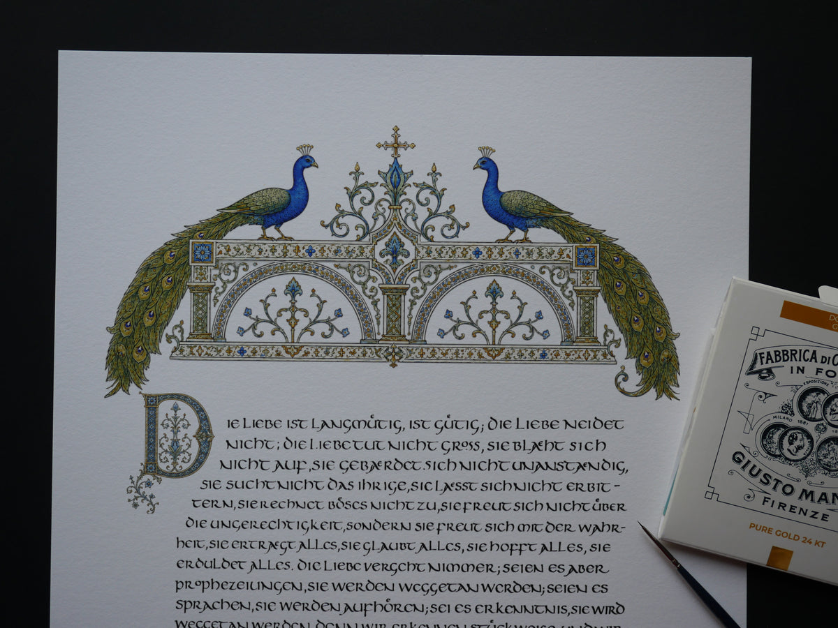 Hohelied der Liebe Wandbild – handvergoldeter Giclée-Druck A3+ mit Pfauen | 1. Korinther 13 |  Blau Grün Gold