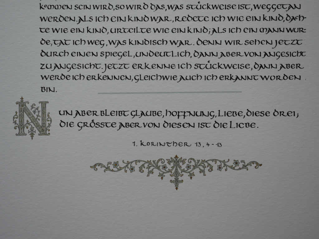 Hohelied der Liebe Wandbild – handvergoldeter Giclée-Druck A3+ mit Pfauen | 1. Korinther 13 | Bleu