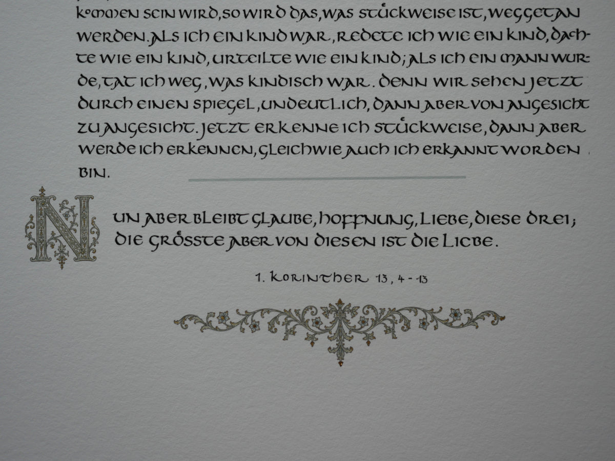 Hohelied der Liebe Wandbild – handvergoldeter Giclée-Druck A3+ mit Pfauen | 1. Korinther 13 | Bleu