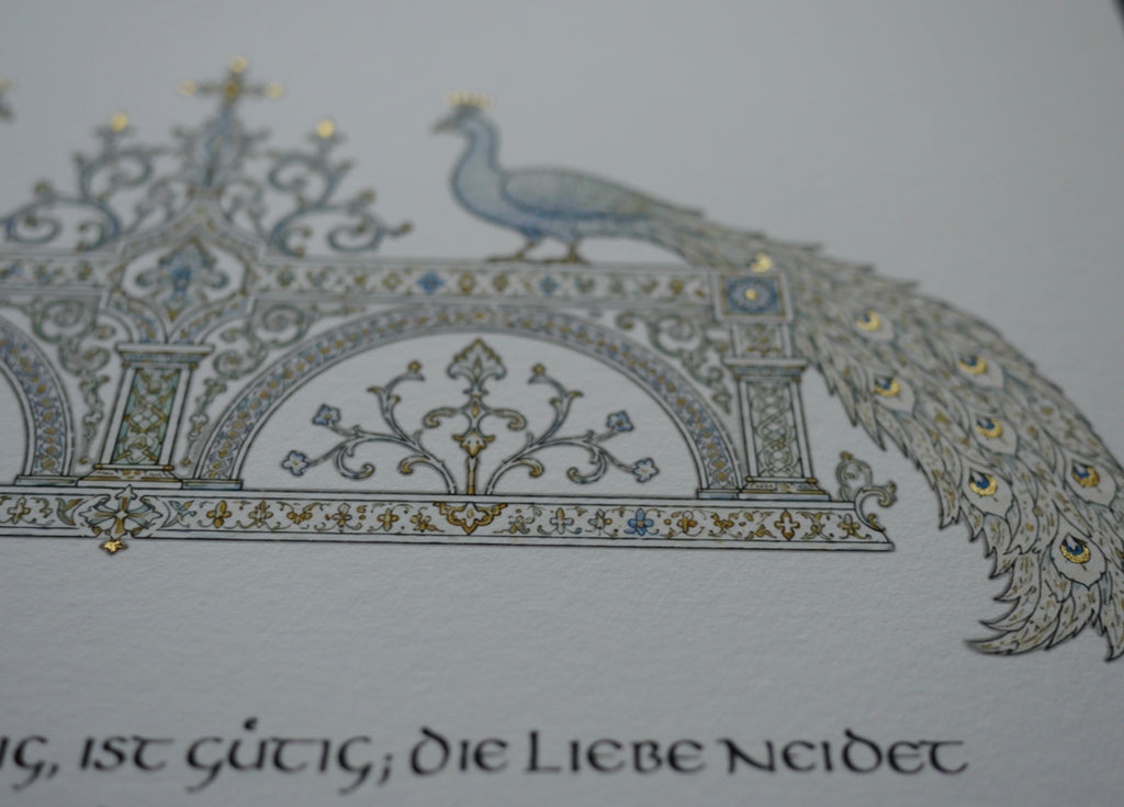 Hohelied der Liebe Wandbild – handvergoldeter Giclée-Druck A3+ mit Pfauen | 1. Korinther 13 | Bleu
